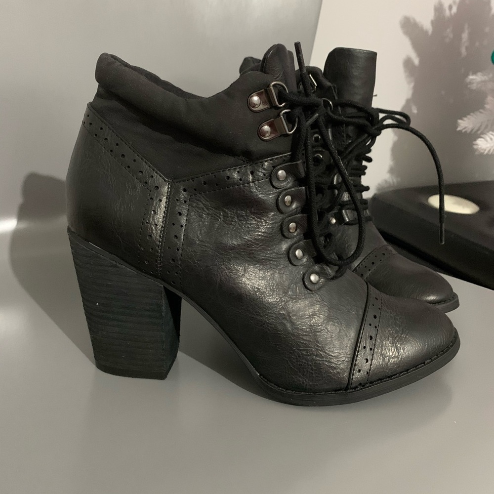 BRAND NEW short black boots